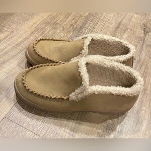 Men’s NWOT Clarks slippers Tan Size 8